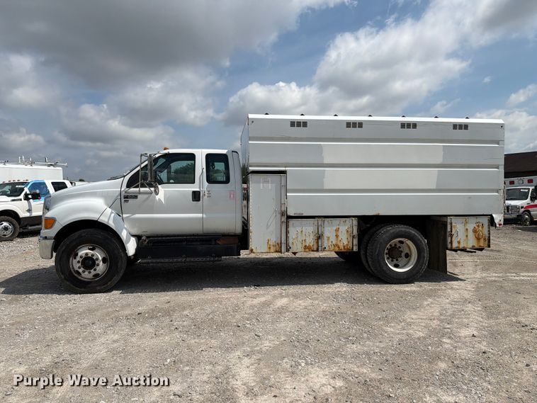 image for item YA3709 2015 Ford F650 Super Duty Ext. Cab chipper truck