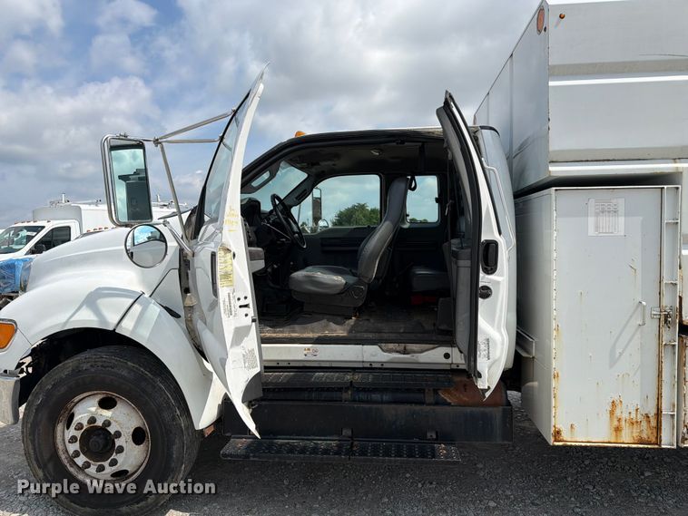 image for item YA3709 2015 Ford F650 Super Duty Ext. Cab chipper truck