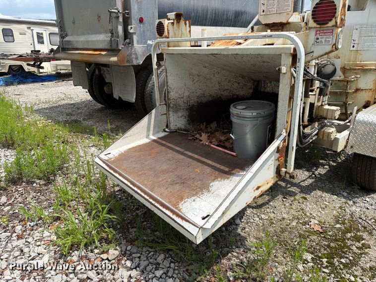image for item YA3716 2010 Bandit  200XP wood chipper