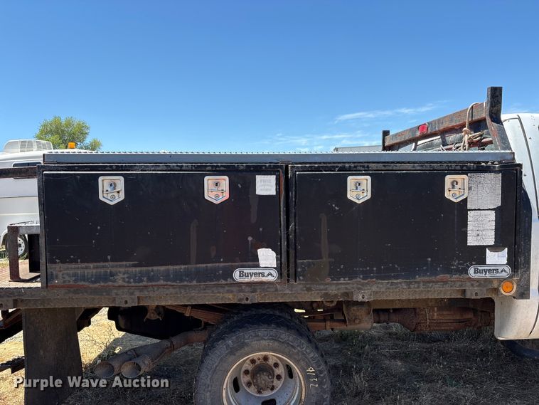 image for item YA3750 2010 Ford F350 Super Duty flatbed pickup truck