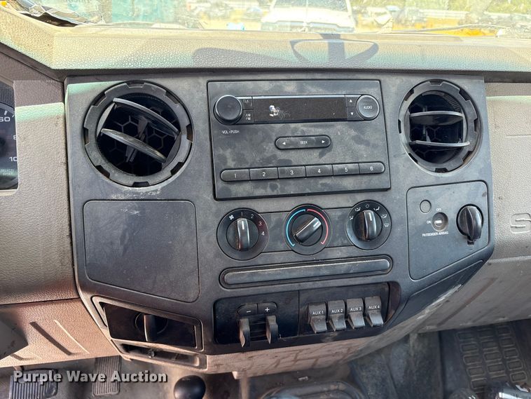 image for item YA3750 2010 Ford F350 Super Duty flatbed pickup truck