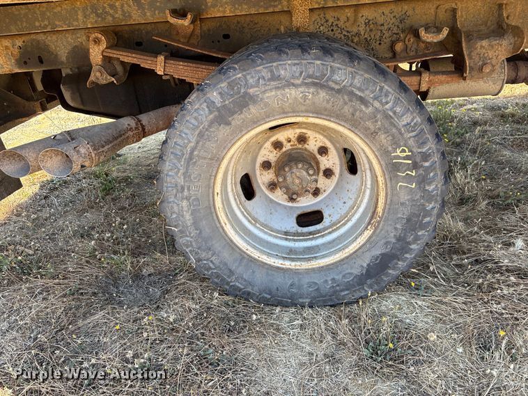 image for item YA3750 2010 Ford F350 Super Duty flatbed pickup truck