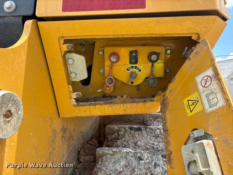 image for item YA3760 2019 John Deere 1050K dozer