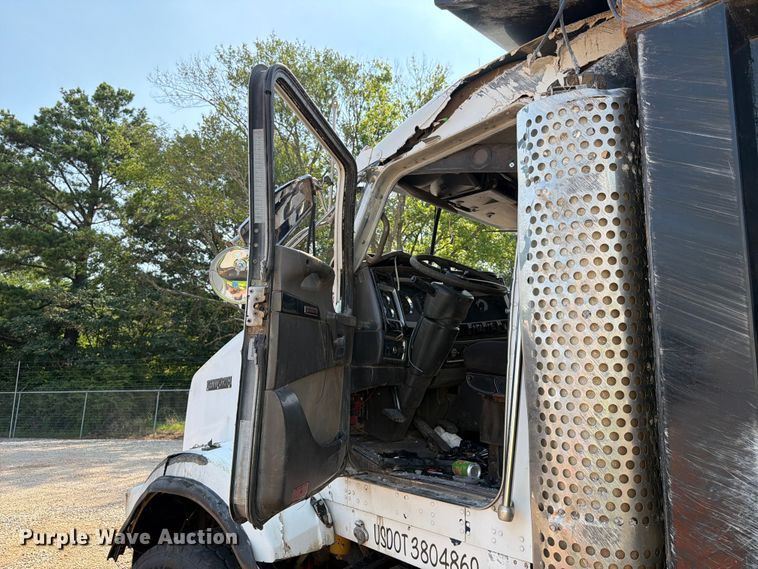 image for item YA3811 2006 Kenworth T8 dump truck
