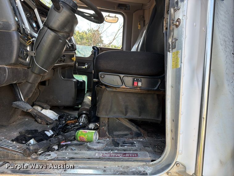 image for item YA3811 2006 Kenworth T8 dump truck