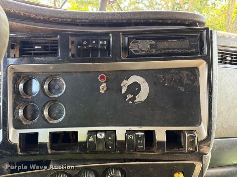 image for item YA3811 2006 Kenworth T8 dump truck