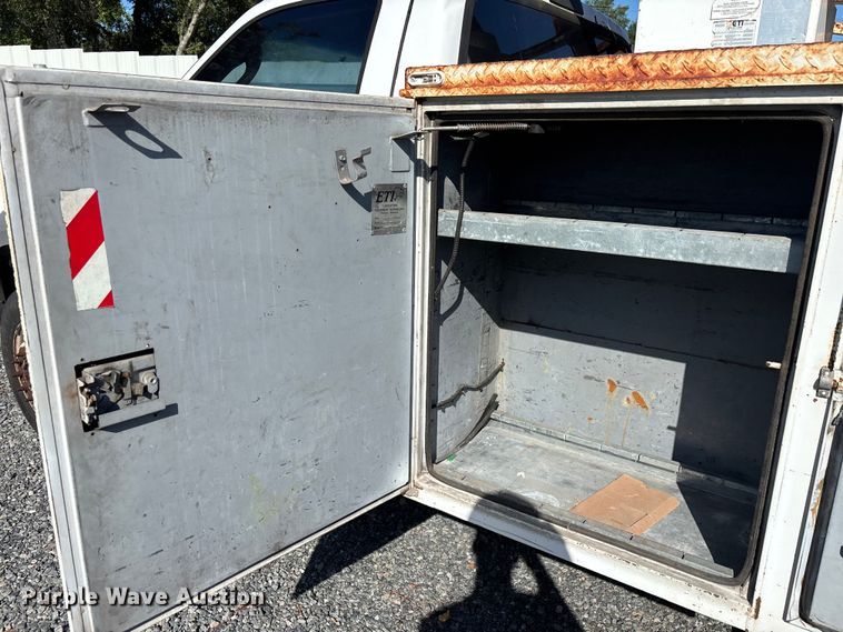 image for item YA3907 2005 Ford F450 Super Duty bucket truck