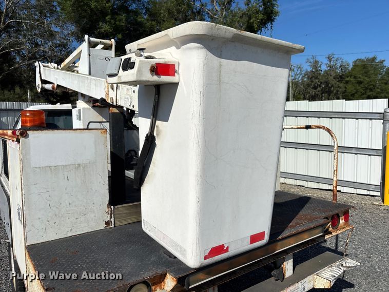 image for item YA3907 2005 Ford F450 Super Duty bucket truck