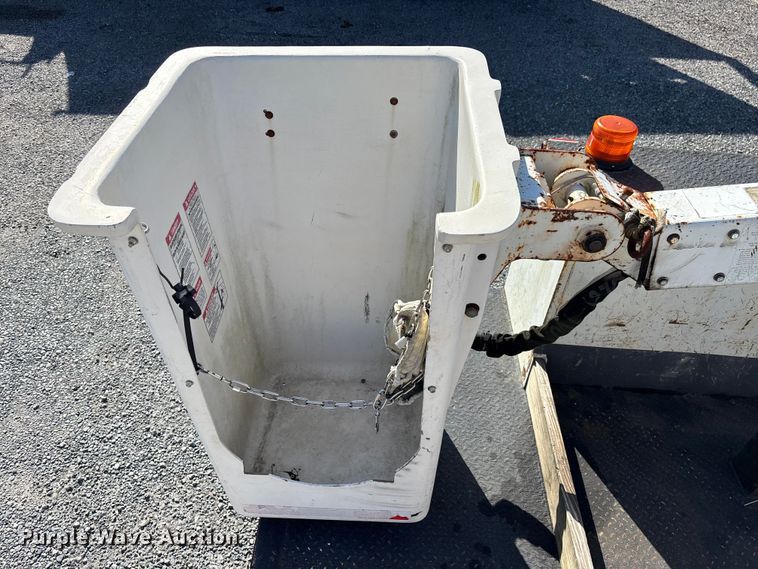 image for item YA3907 2005 Ford F450 Super Duty bucket truck