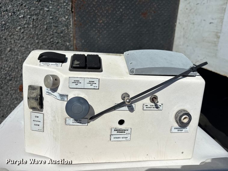 image for item YA3907 2005 Ford F450 Super Duty bucket truck