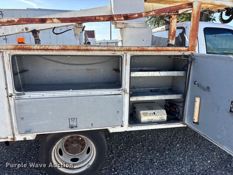 image for item YA3907 2005 Ford F450 Super Duty bucket truck