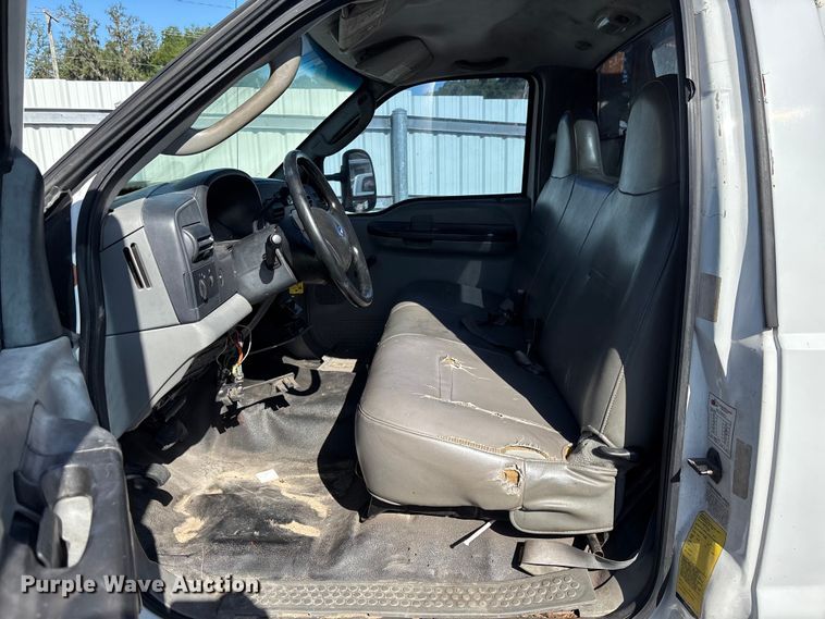 image for item YA3907 2005 Ford F450 Super Duty bucket truck