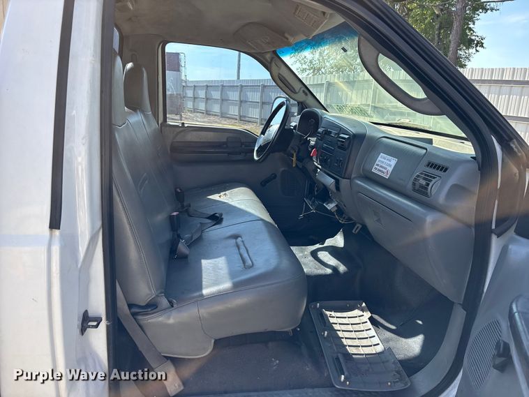 image for item YA3907 2005 Ford F450 Super Duty bucket truck