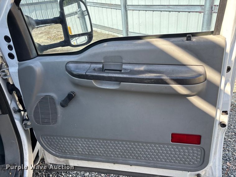 image for item YA3907 2005 Ford F450 Super Duty bucket truck