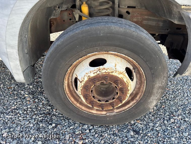 image for item YA3907 2005 Ford F450 Super Duty bucket truck