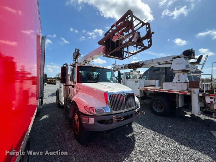 image for item YA3908 2009 International 4300 bucket truck