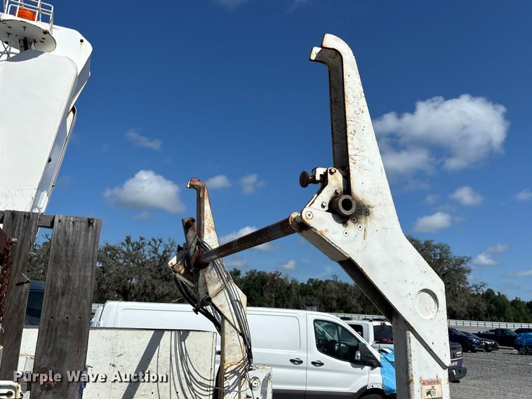 image for item YA3908 2009 International 4300 bucket truck