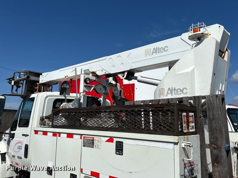 image for item YA3908 2009 International 4300 bucket truck