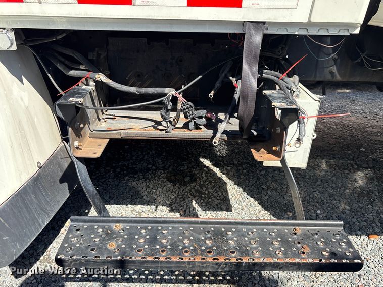 image for item YA3908 2009 International 4300 bucket truck