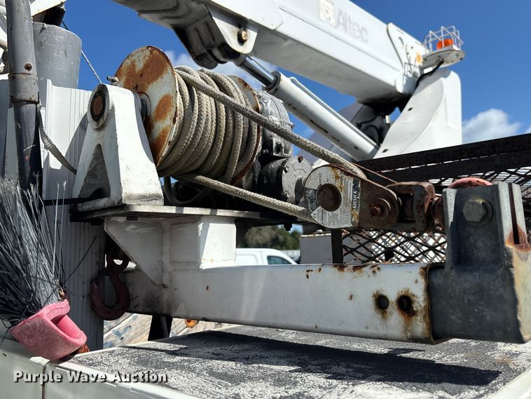 image for item YA3908 2009 International 4300 bucket truck