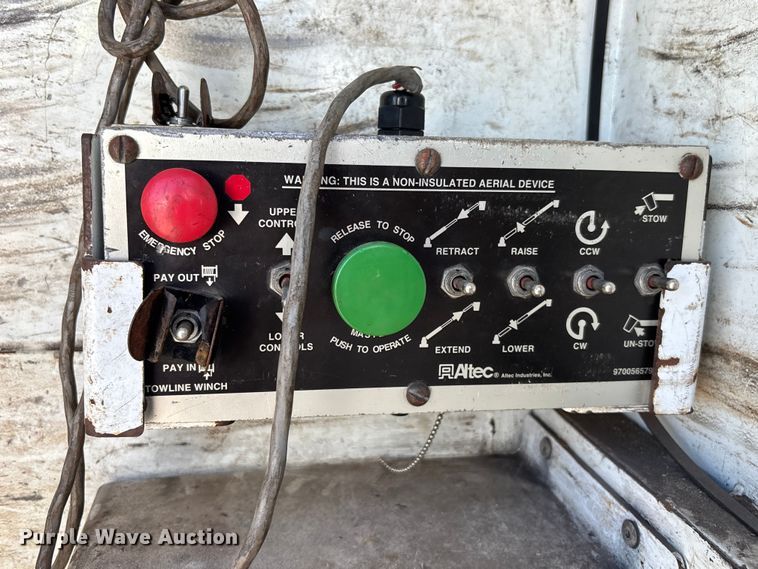 image for item YA3908 2009 International 4300 bucket truck
