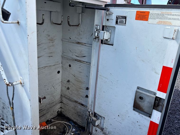 image for item YA3908 2009 International 4300 bucket truck