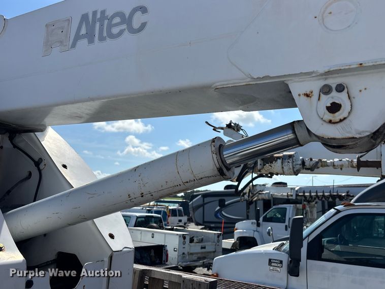 image for item YA3908 2009 International 4300 bucket truck