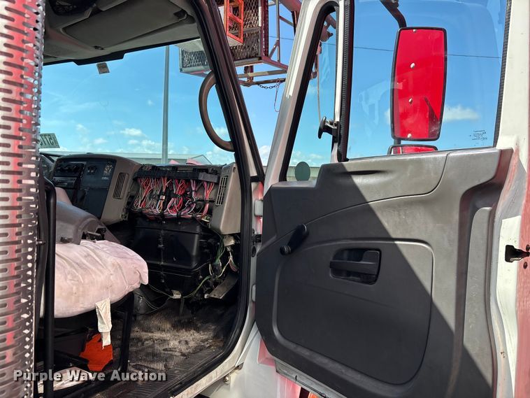image for item YA3908 2009 International 4300 bucket truck