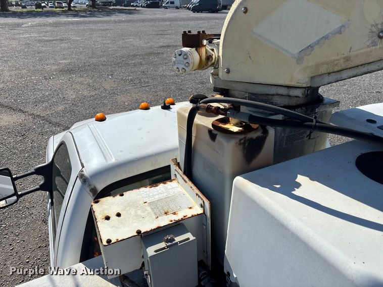 image for item YA3909 2006 Ford F350 Super Duty  bucket truck