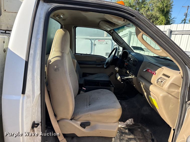 image for item YA3909 2006 Ford F350 Super Duty  bucket truck