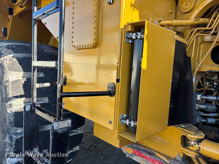 image for item YA3978 2016 Caterpillar 988K wheel loader