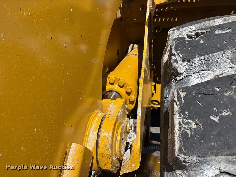 image for item YA3979 2015 Caterpillar 988K wheel loader