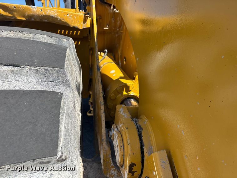 image for item YA3979 2015 Caterpillar 988K wheel loader