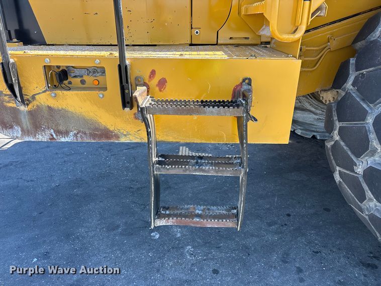 image for item YA3979 2015 Caterpillar 988K wheel loader