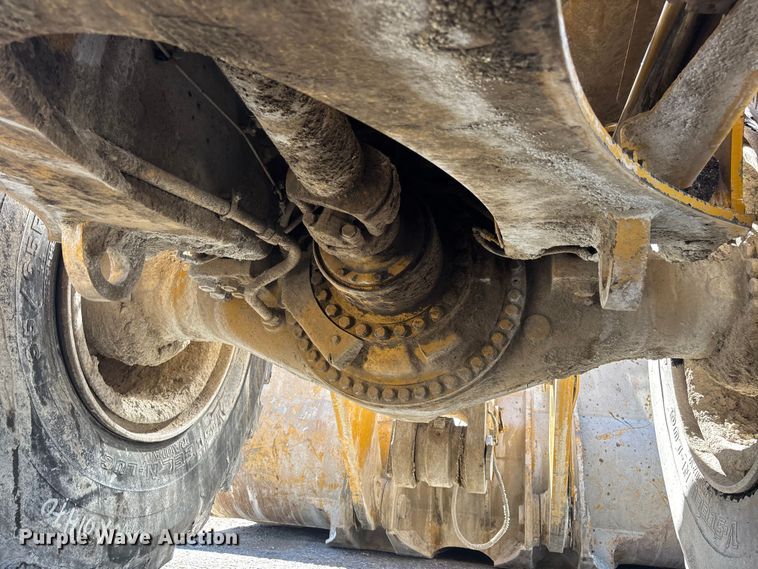 image for item YA3979 2015 Caterpillar 988K wheel loader