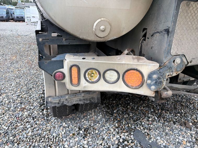 image for item YA4158 2016 Peterbilt 567 sewer jetter truck