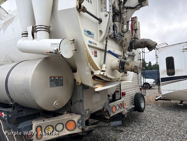 image for item YA4158 2016 Peterbilt 567 sewer jetter truck