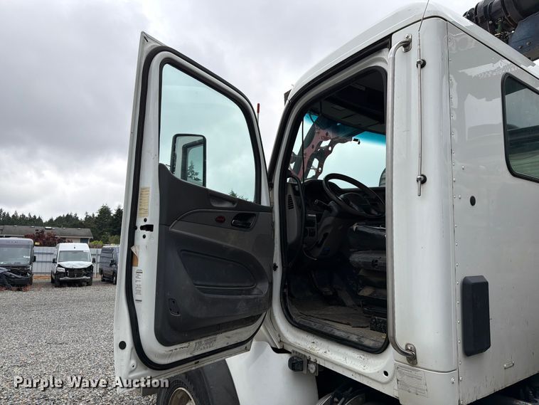 image for item YA4158 2016 Peterbilt 567 sewer jetter truck