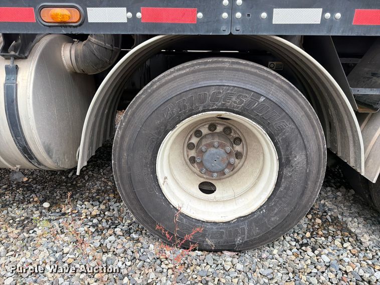 image for item YA4158 2016 Peterbilt 567 sewer jetter truck