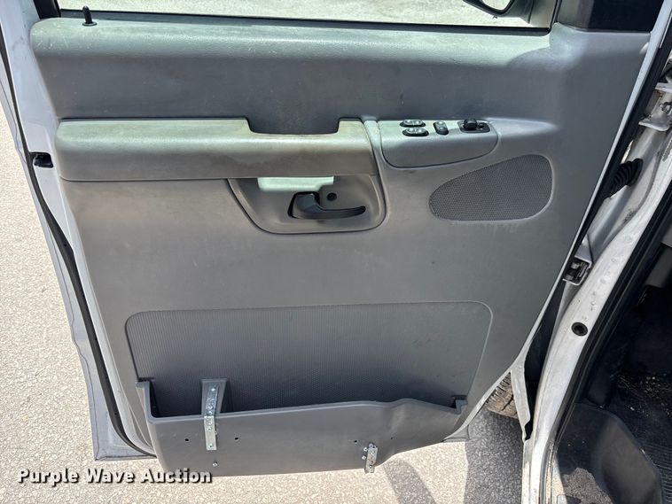 image for item DU6403 2006 Ford E250 van