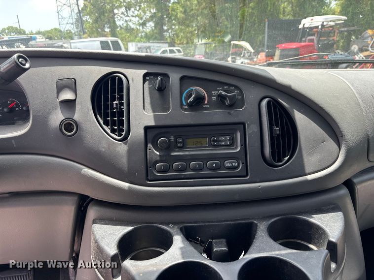 image for item DU6403 2006 Ford E250 van