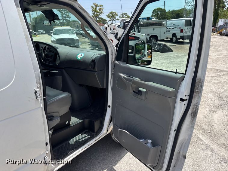image for item DU6403 2006 Ford E250 van
