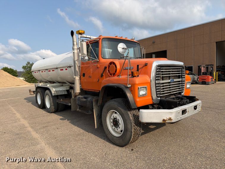 image for item DV8522 1996 Ford LT9000 water truck