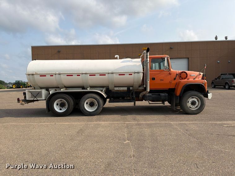 image for item DV8522 1996 Ford LT9000 water truck