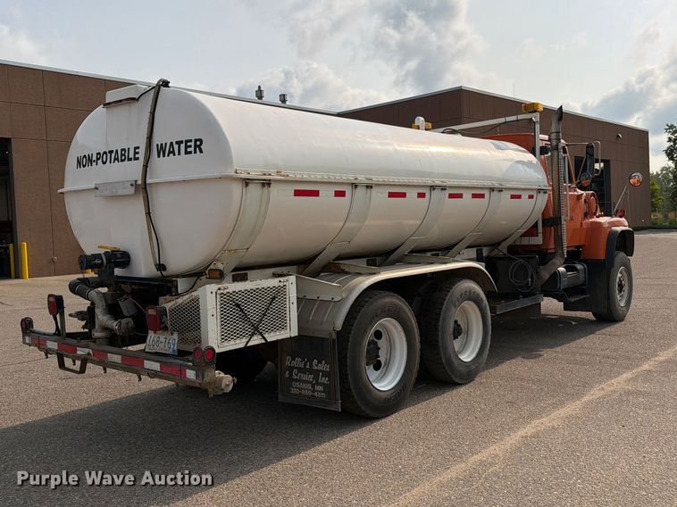 image for item DV8522 1996 Ford LT9000 water truck