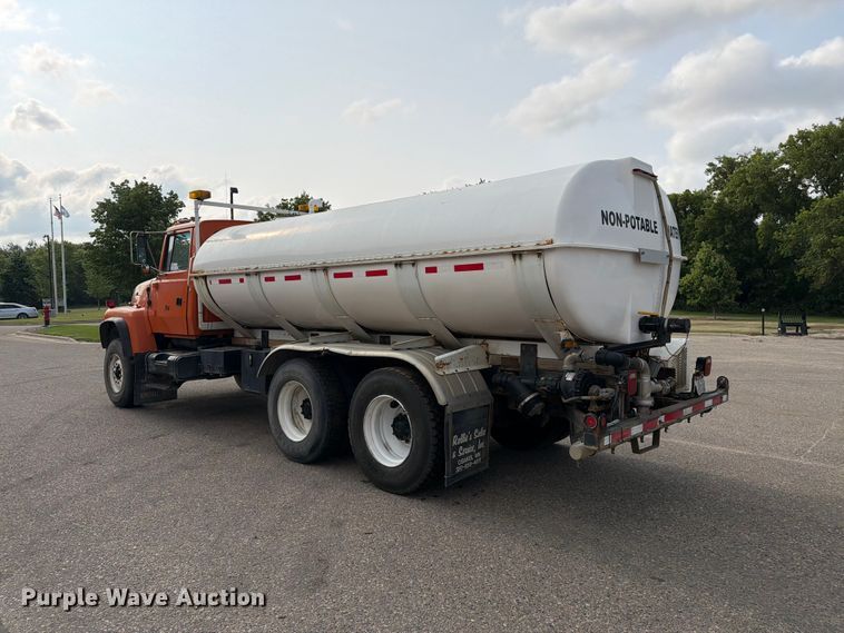 image for item DV8522 1996 Ford LT9000 water truck