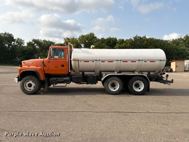 image for item DV8522 1996 Ford LT9000 water truck