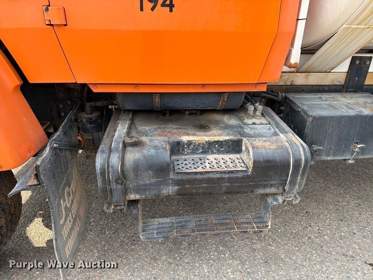 image for item DV8522 1996 Ford LT9000 water truck