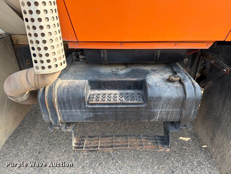 image for item DV8522 1996 Ford LT9000 water truck