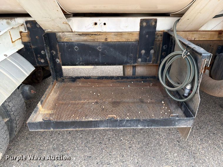 image for item DV8522 1996 Ford LT9000 water truck